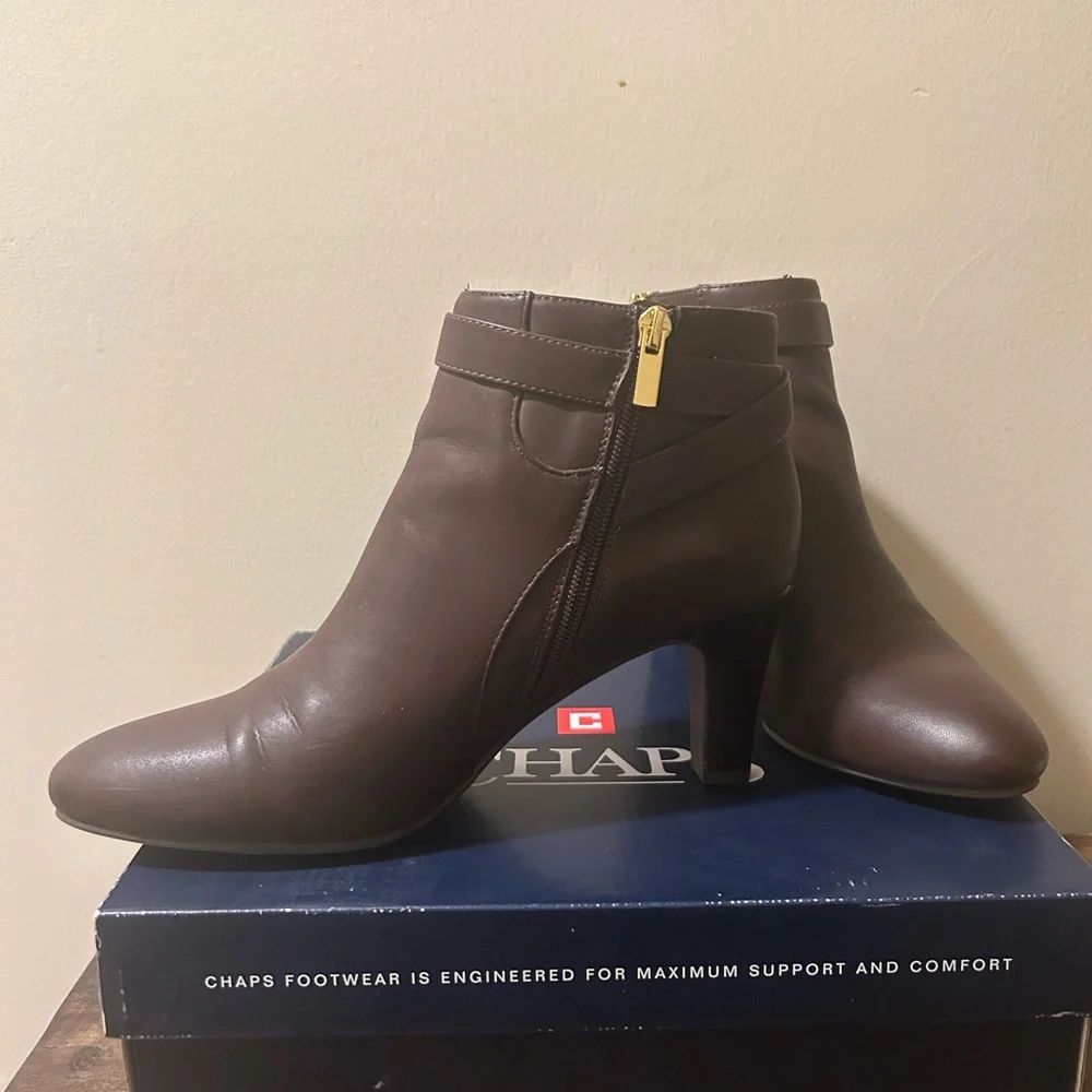 NiB Women's Chaps Sz 10 Cassady Brown High Heel Ankle Boots Faux Buckle Side Zip